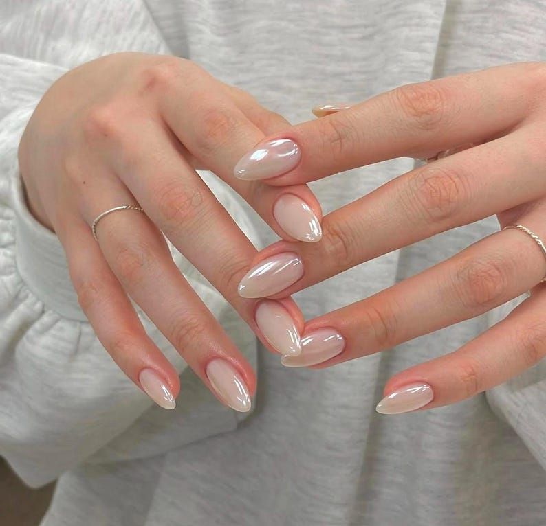Kiểu tráng gương cơ bản trên nền nude/trắng sữa, tạo hiệu ứng ngọc trai (pearl chrome) tinh tế, hợp mọi phong cách. Ảnh: internet.
