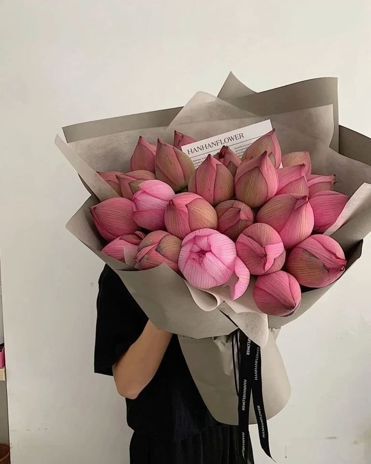 Mẫu sen trơn gói cùng giấy gói, tuy đơn giản nhưng vô cùng tinh tế, dành cho những ai yêu thích sự mộc mạc. Ảnh: internet.