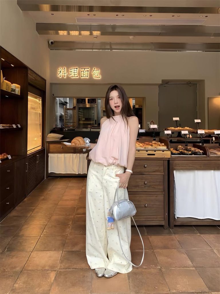 Outfit ngọt ngào với tông hồng pastel và trắng ngà. Túi xách bạc kim loại nhỏ xinh là điểm nhấn tinh nghịch. Ảnh: internet.
