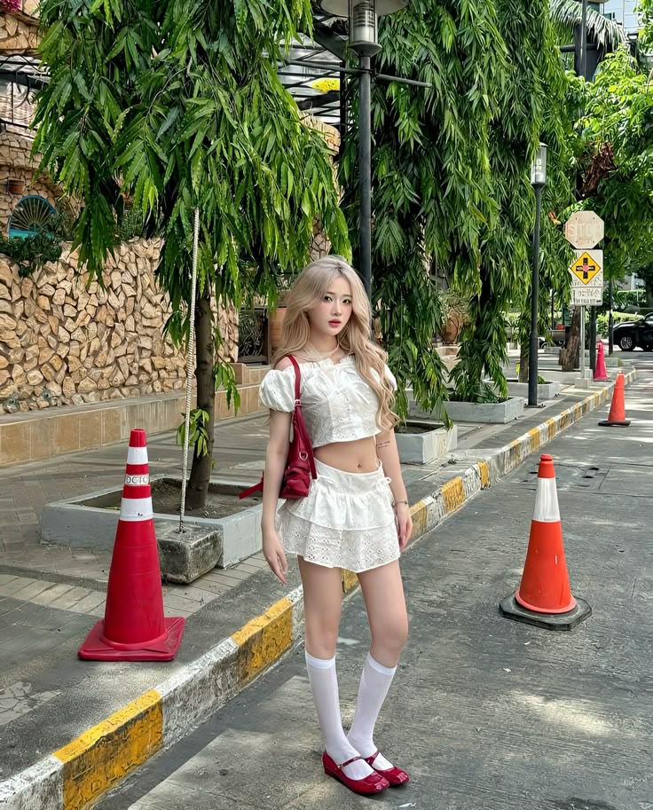 Phối cùng phụ kiện và giày búp bê đỏ, tạo nên vẻ ngoài ngọt ngào, cổ điển. Ảnh: internet.