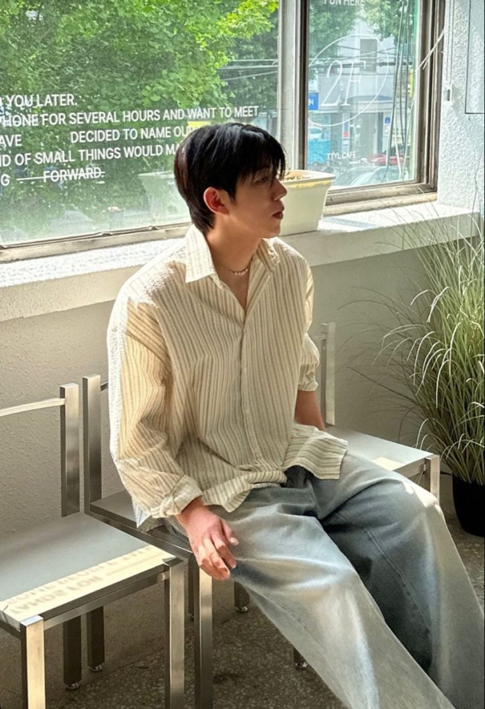 Áo sơ mi phối cùng quần jeans mang đến vẻ ngoài trẻ trung và tiện dụng. Ảnh: internet.