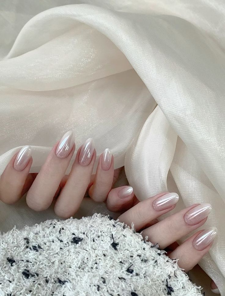 Kiểu móng tráng gương mang lại hiệu ứng ánh kim lấp lánh, phản chiếu ánh sáng như ngọc trai. Ảnh: internet.
