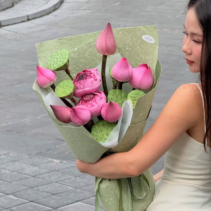Sự kết hợp hài hòa giữa những búp sen hồng thắm và gương sen xanh tươi tượng trưng cho tình yêu và sự đủ đầy. Ảnh: internet.