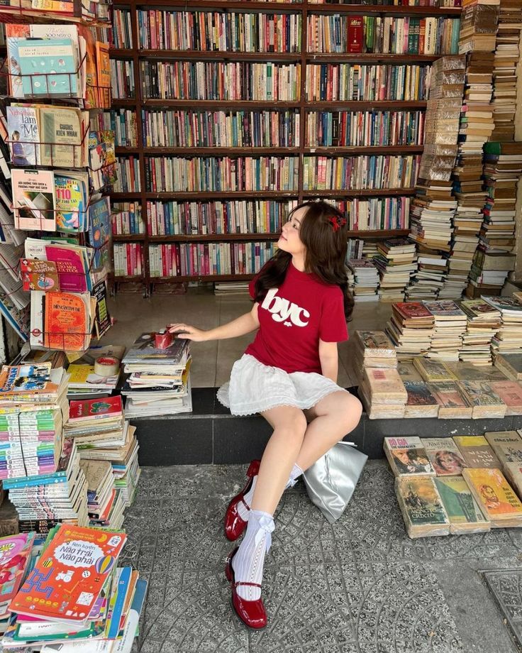 Outfit đã trở nên có điểm nhấn hơn khi kết hợp cùng giày đỏ. Ảnh: internet.