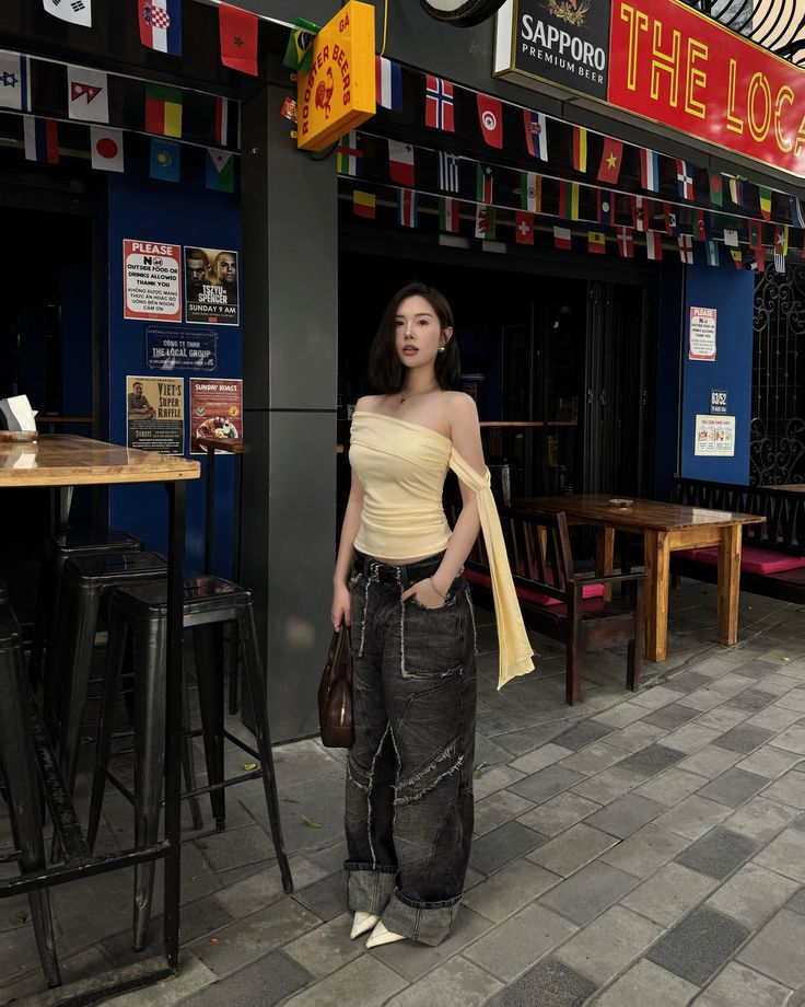 Phong cách đường phố độc đáo tại cửa hàng sách. Đôi giày họa tiết và mũ lưỡi trai tạo nên sự kết hợp táo bạo, đầy thu hút. Ảnh: internet.