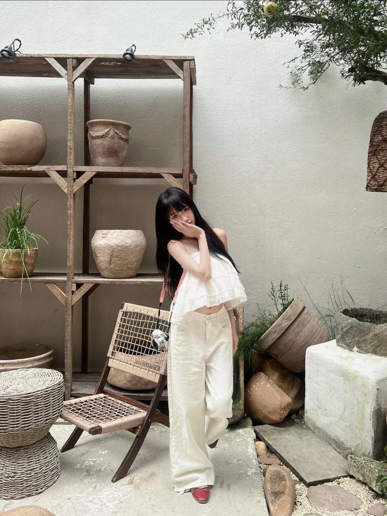Outfit trắng tinh khôi giúp tổng thể nổi bật với vibe trong trẻo đầy quyến rũ. Ảnh: internet.