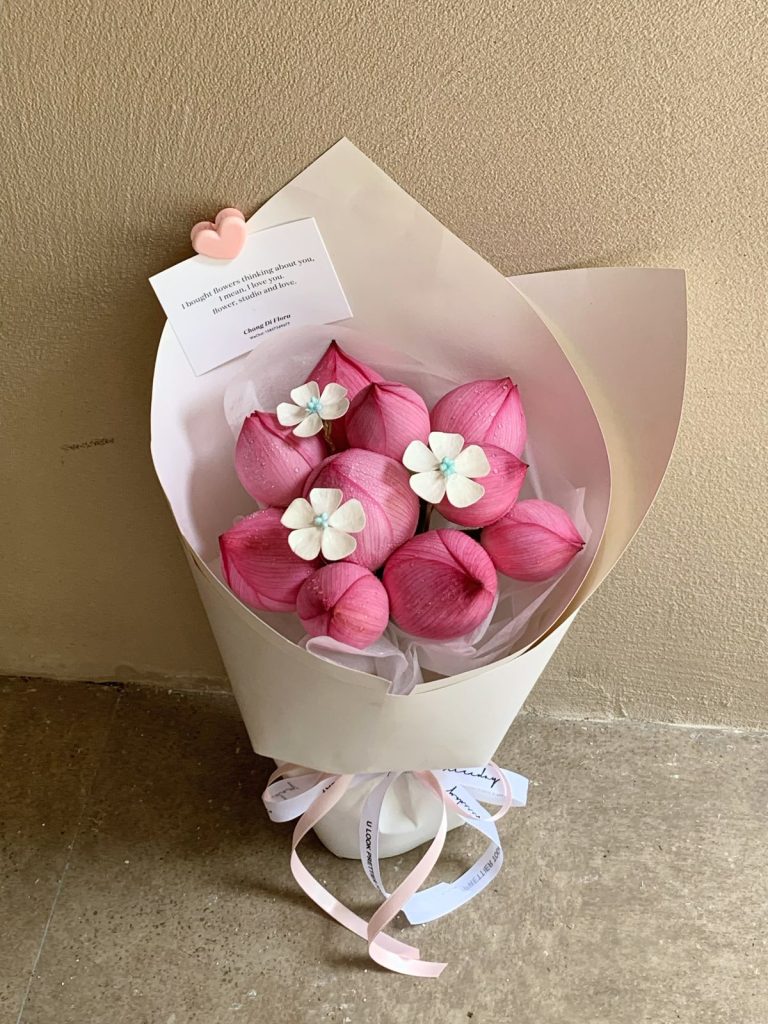 Sự lãng mạn của hoa sen hồng kết hợp cùng điểm nhấn là những bông hoa trắng nhỏ, thể hiện tình cảm chân thành và sự trân trọng. Ảnh: internet.
