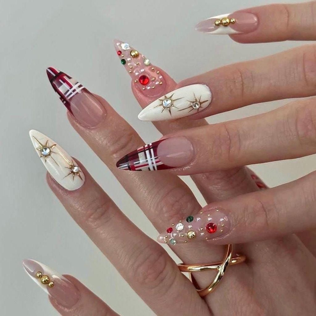 Mẫu nails mang lại sự cuốn hút mạnh mẽ trong ánh đèn tiệc tối. Ảnh: internet.