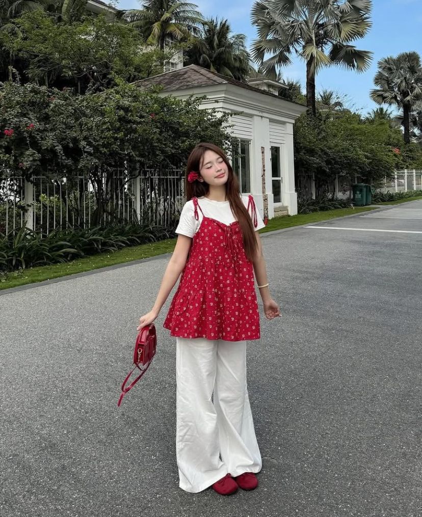 Outfit đã trở nên có điểm nhấn hơn khi kết hợp cùng giày đỏ. Ảnh: internet.