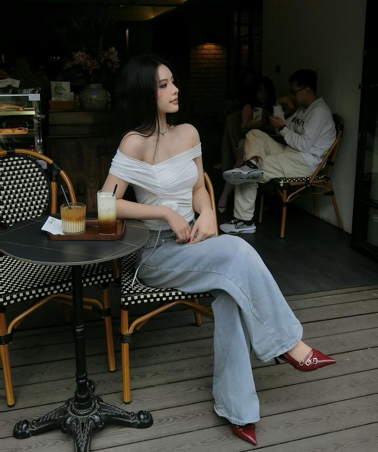 Khoảnh khắc thưởng thức cà phê yên tĩnh với set đồ thanh lịch. Áo trễ vai giúp khoe xương quai xanh tinh tế. Ảnh: internet.