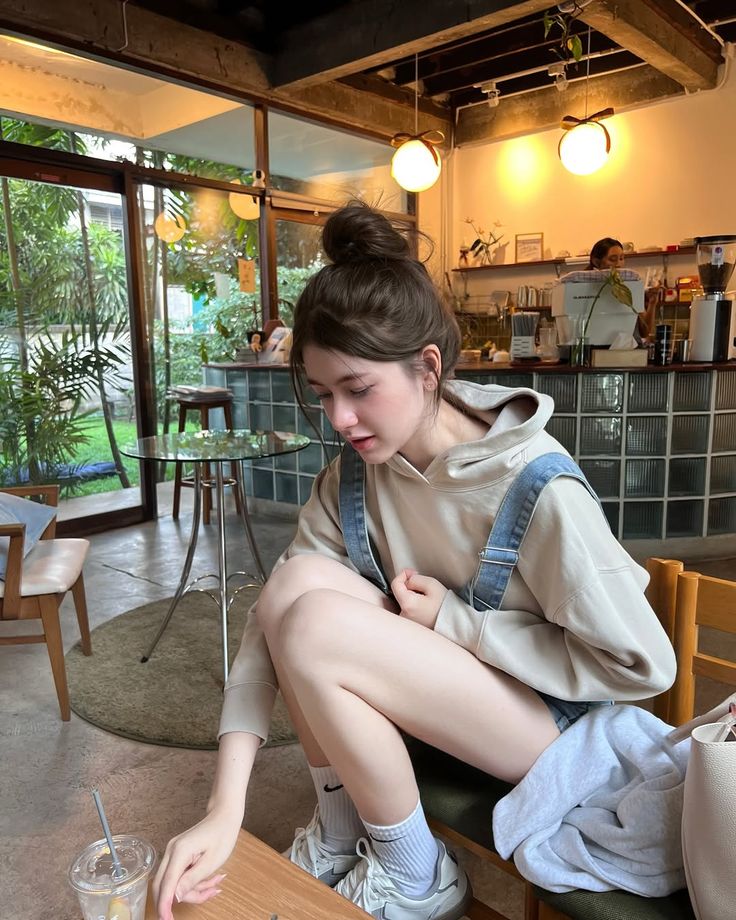 Hoodie be phối yếm denim mang lại cảm giác trẻ trung và rất trong trẻo. Ảnh: internet.