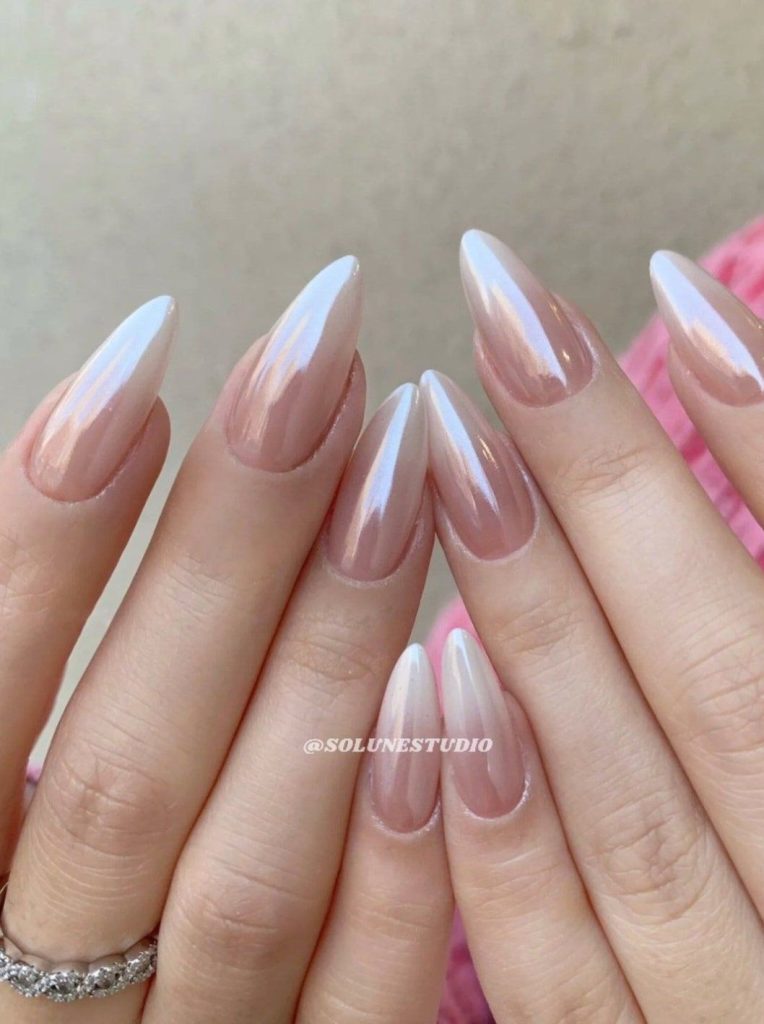 Kiểu móng tráng gương mang lại hiệu ứng ánh kim lấp lánh, phản chiếu ánh sáng như ngọc trai. Ảnh: internet.