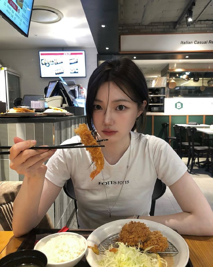 Một bữa tối ấm cúng tại quán ăn kiểu Nhật truyền thống. Ảnh: instagram @doormin_.