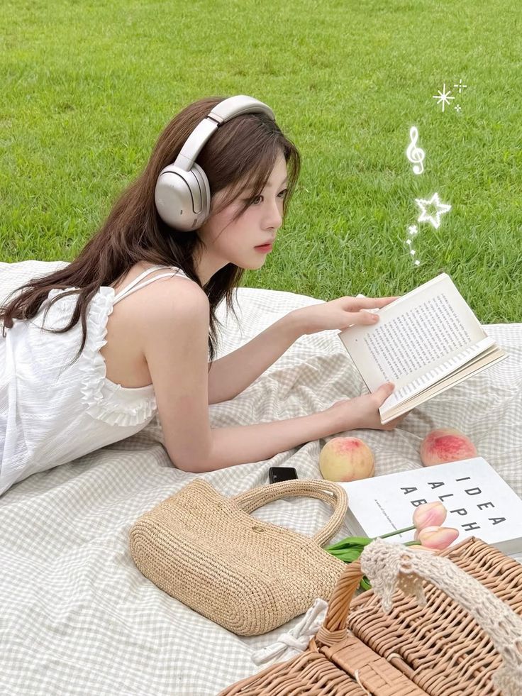 Tận hưởng giai điệu yêu thích và đắm mình trong trang sách dưới nắng chiều - - pose dáng trên bãi cỏ. Ảnh: instagram @doyeong__2’s.