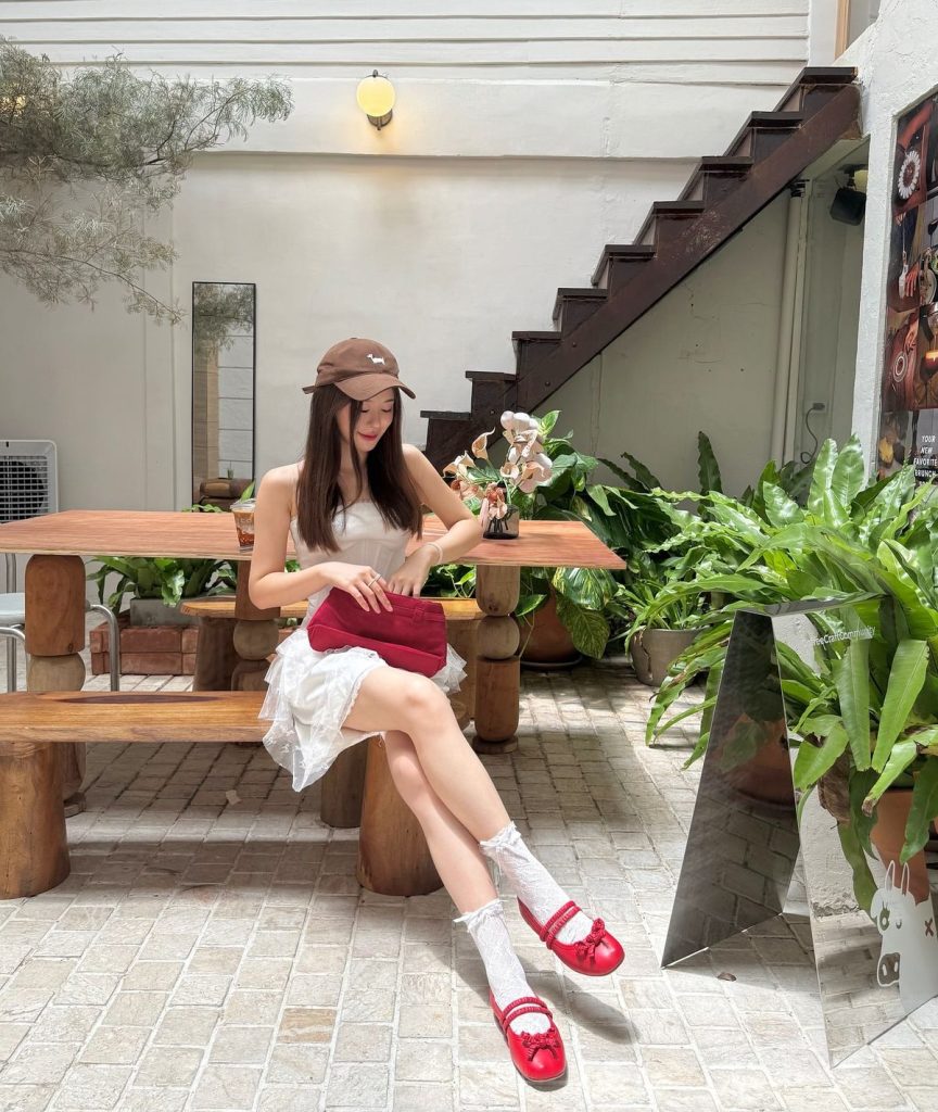 Outfit đã trở nên có điểm nhấn hơn khi kết hợp cùng giày đỏ. Ảnh: internet.