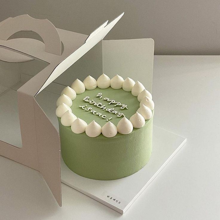 Bánh kem xanh pastel thanh lịch, thể hiện sự tinh tế của người tặng. Ảnh: internet.