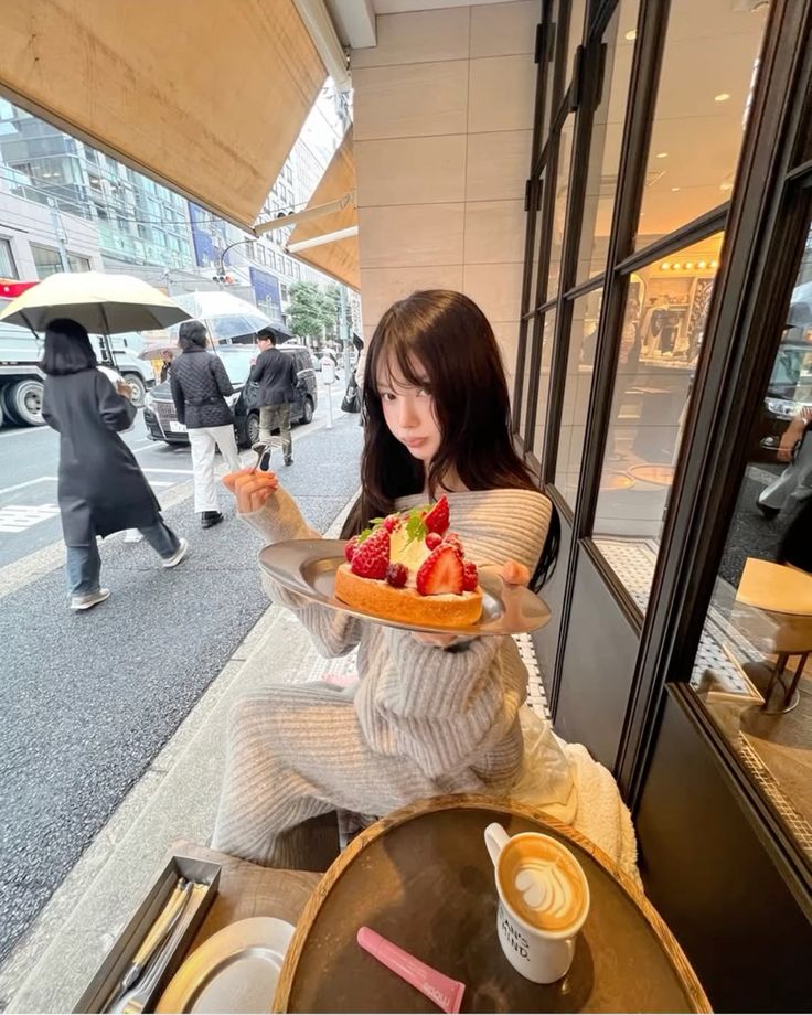 Thưởng thức chiếc bánh tart dâu tây tươi mát và ly cà phê kem béo ngậy giữa lòng thành phố. Ảnh: internet.