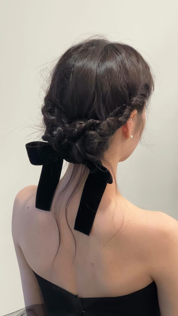 Tóc tết Hà Lan được cuộn gọn gàng ở gáy, điểm xuyết bằng chiếc nơ nhung đen lớn. Ảnh: internet.