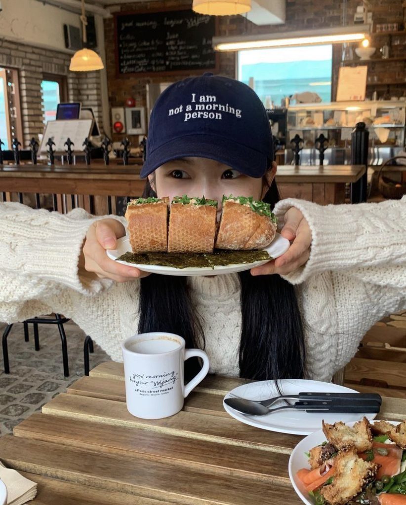Buổi sáng muộn với một chiếc bánh mì kẹp đậm chất Mỹ và tách cà phê thơm lừng. Ảnh: internet.