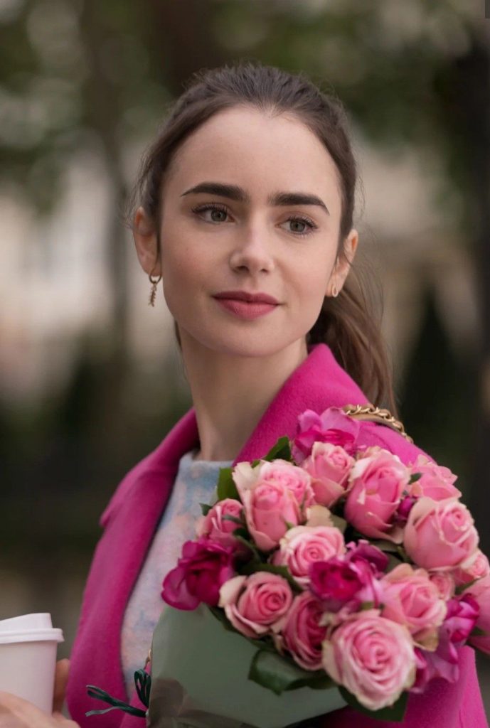 Khoảnh khắc của Lily Collins trong phim Emily in Paris. Ảnh: internet.