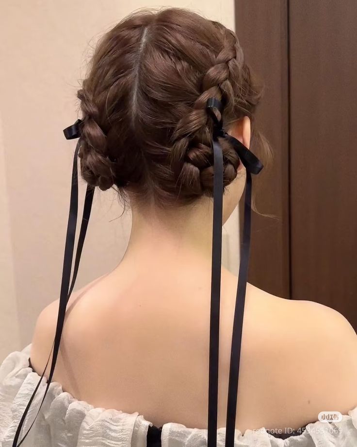 Tóc được tết vương miện với hai bím tóc lớn, tạo vẻ đẹp quý phái, thanh lịch, điểm xuyết bằng ruy băng đen nhẹ nhàng ở phần đuôi tóc. Ảnh: internet.