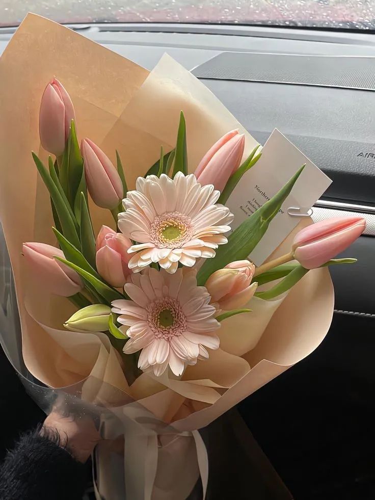 Sự sang trọng của tulip và gerbera hồng da. Ảnh: internet.