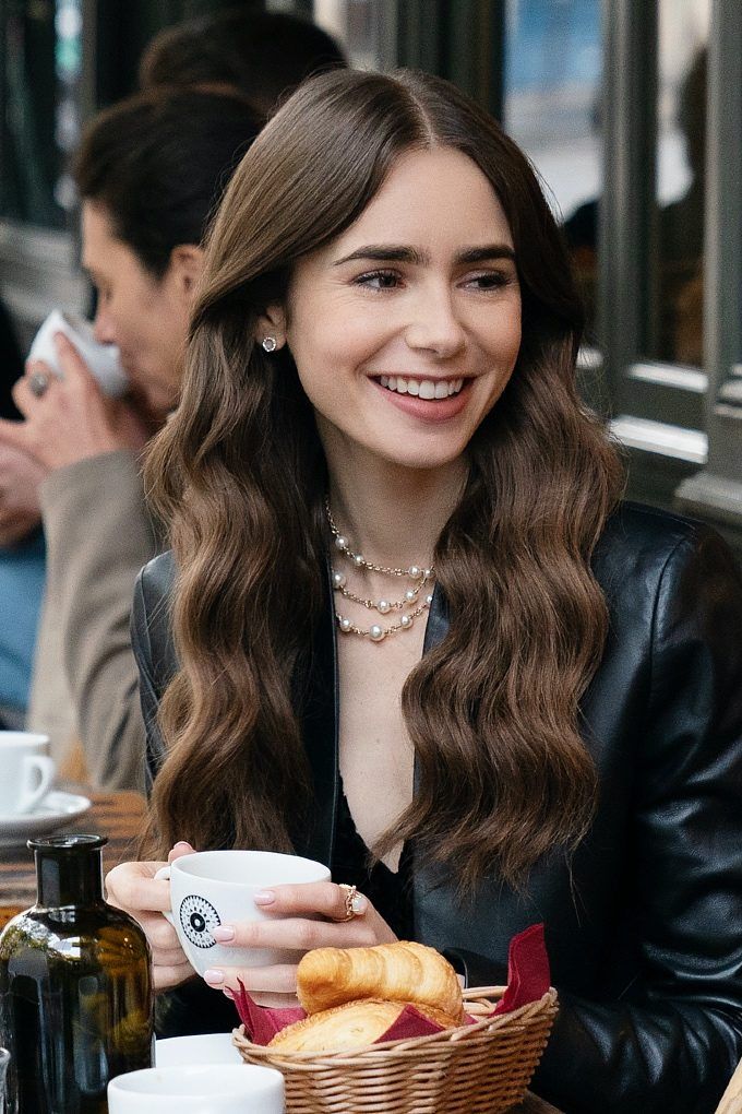 Khoảnh khắc của Lily Collins trong phim Emily in Paris. Ảnh: internet.