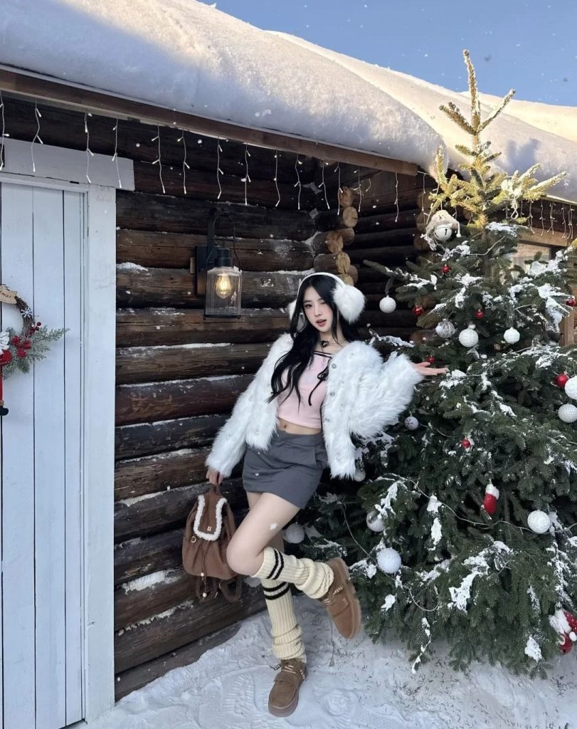 Tone trắng và xám tạo nên outfit mùa đông thanh lịch, giúp bạn nổi bật giữa khung cảnh tuyết rơi dịu nhẹ. Ảnh: internet.