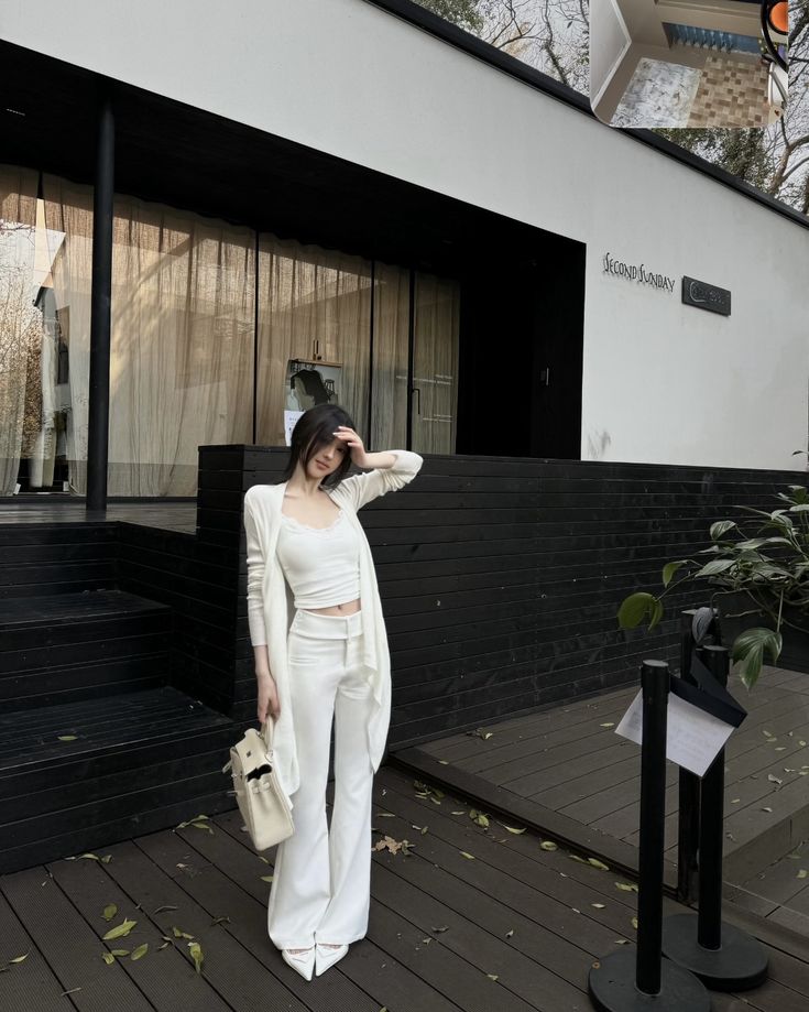 Phong cách all-white sang trọng và hiện đại, thể hiện sự tự tin và cá tính mạnh mẽ. Ảnh: internet.