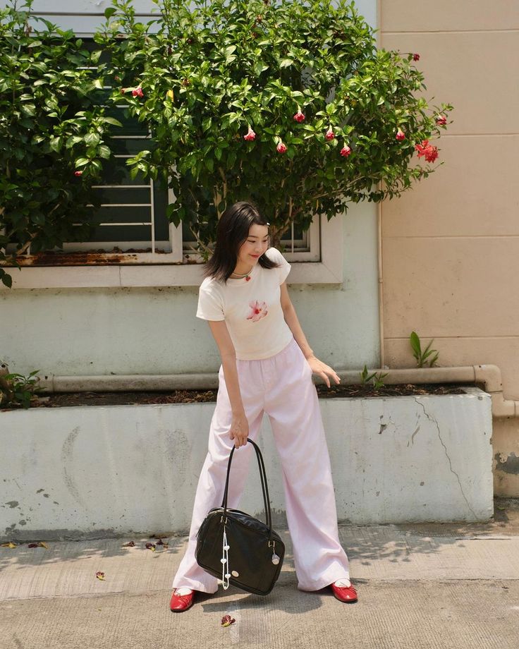 Outfit đã trở nên có điểm nhấn hơn khi kết hợp cùng giày đỏ. Ảnh: internet.