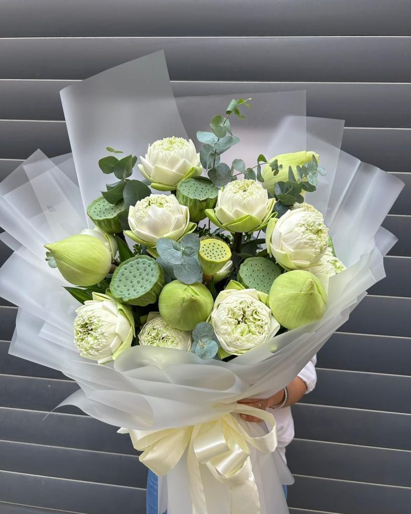 Vẻ đẹp thuần khiết và thanh cao của sen trắng, được tô điểm bởi gương sen và lá khuynh diệp. Ảnh: internet.