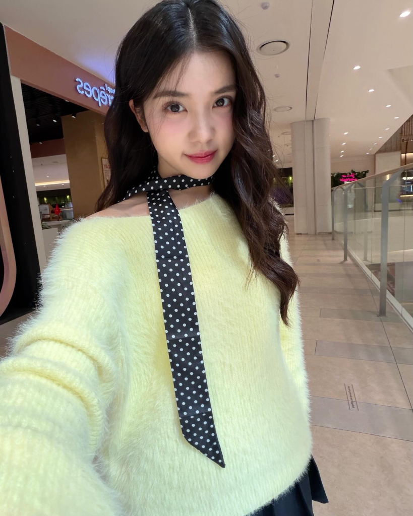 Học các "nàng thơ GenZ" Việt cách phối màu outfit Giáng sinh xinh yêu miễn chê