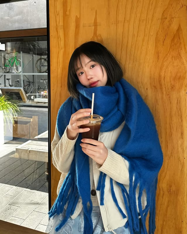 Học các "nàng thơ GenZ" Việt cách phối màu outfit Giáng sinh xinh yêu miễn chê