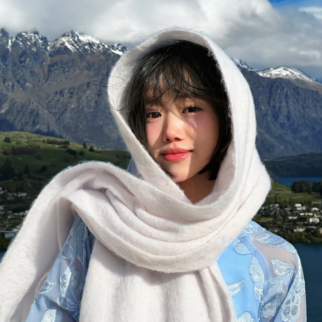 Học các "nàng thơ GenZ" Việt cách phối màu outfit Giáng sinh xinh yêu miễn chê