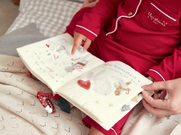 Cách đọc sách cho trẻ sơ sinh giúp bé phát triển trí thông minh từ sớm