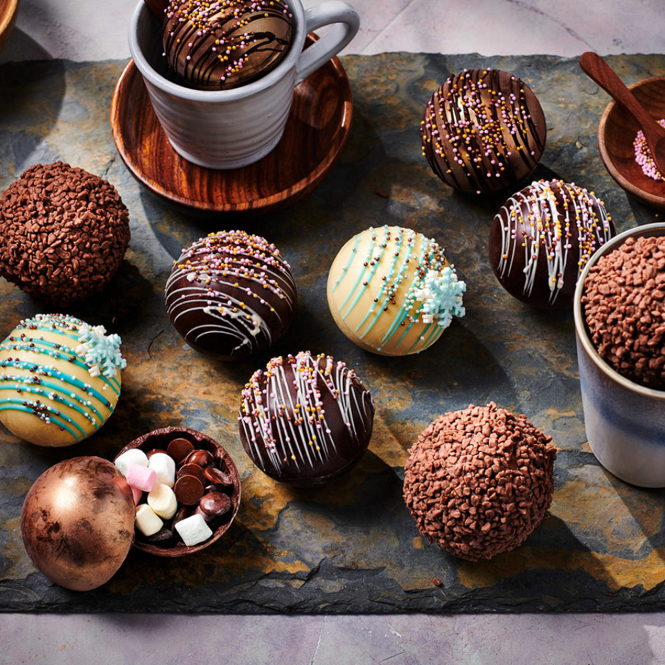 Chocolate bomb là gì mà khiến giới trẻ thích mê dịp Noel? Cách để có 1 ly chocolate bomb tại nhà hoàn hảo