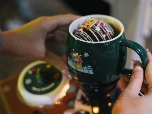 Chocolate bomb là gì mà khiến giới trẻ thích mê dịp Noel? Cách để có 1 ly chocolate bomb hoàn hảo tại nhà