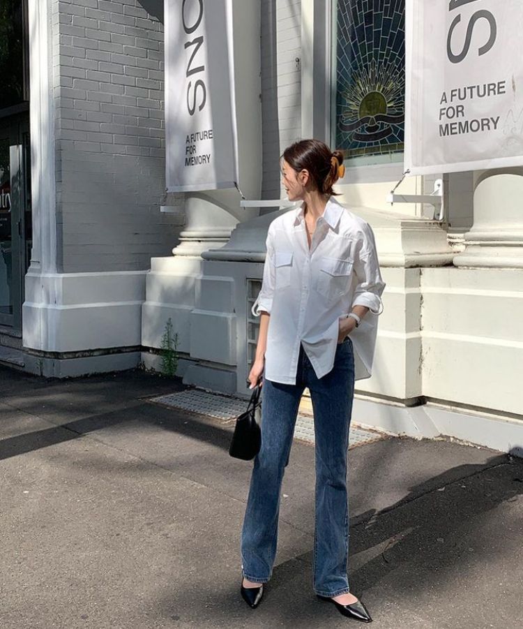 Quần jeans và áo sơ mi: combo chưa bao giờ lỗi thời. Ảnh: internet.
