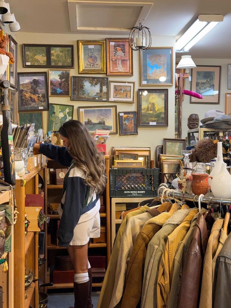 "Thrift shopping" không chỉ là cách tiết kiệm chi phí mà còn trở thành một phong cách sống của thế hệ trẻ. Ảnh: internet.