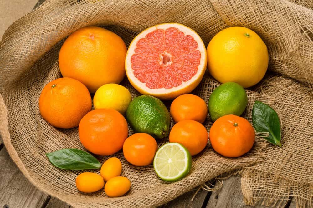 Vitamin C trong trái cây có múi đóng vai trò là "chất dẫn" không thể thiếu trong quá trình tổng hợp Collagen của cơ thể. Ảnh: internet.