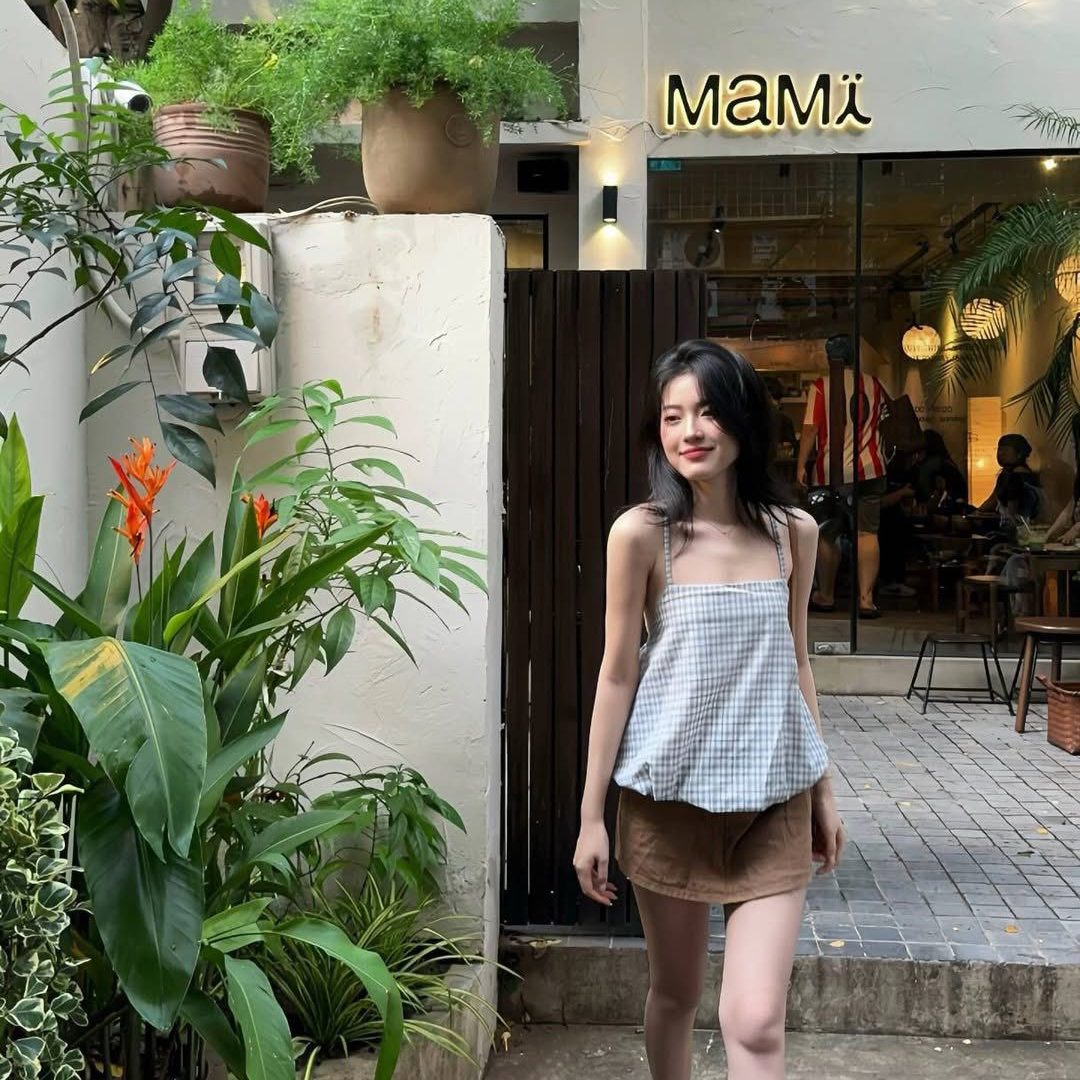Tận dụng những chiếc váy ngang đùi có độ xòe mở để kéo dài đôi chân của bạn. Ảnh: internet.