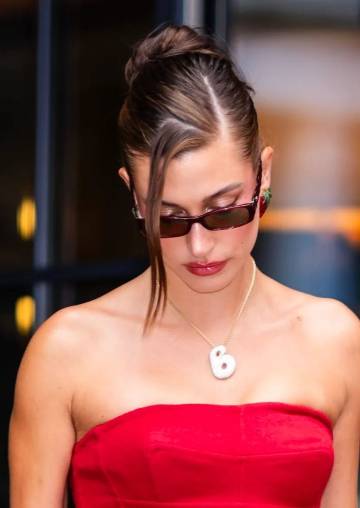 Từ khi Hailey diện chiếc vòng chữ B này, phong cách phụ kiện cá nhân hóa (initial jewelry) chính thức quay trở lại. Ảnh: internet.