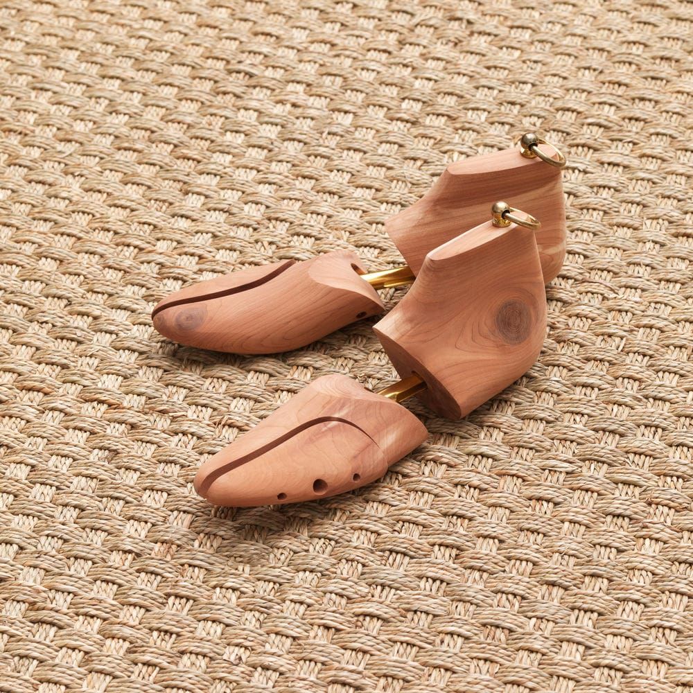 Sử dụng tree shoes để giữ phom giày không bị tác động móp méo. Ảnh: internet.
