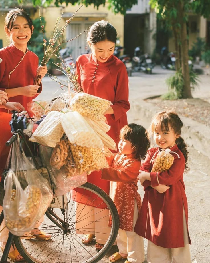 Tết chính là dịp để các cô nàng tự tin diện những bộ cánh xinh đẹp và rực rỡ nhất. Ảnh: internet.