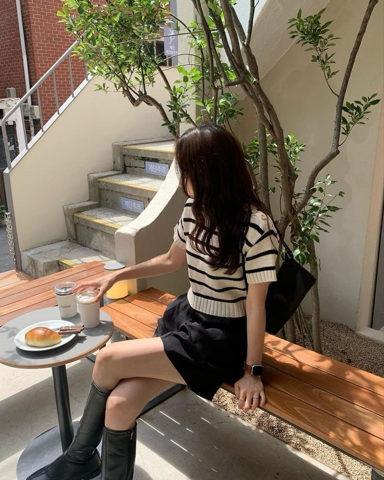 Đối với các quán có thiết kế theo lối kiến trúc hiện đại, hãy chọn ngay bộ outfit tối giản nhưng thanh lịch. Ảnh: internet.