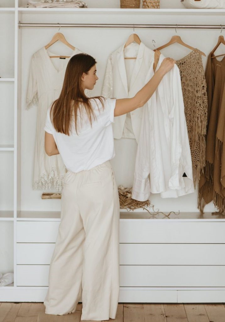 Tập mix&match các item có sẵn trong tủ để tạo nên nhiều set đồ cho cả 4 mùa trong năm. Ảnh: internet.