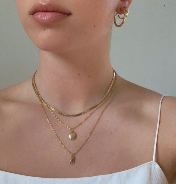 Phối phụ kiện nhiều dây chuyền có thể cùng hoặc khác màu đều được miễn nó có sự tương đồng về phong cách. Ảnh: internet.