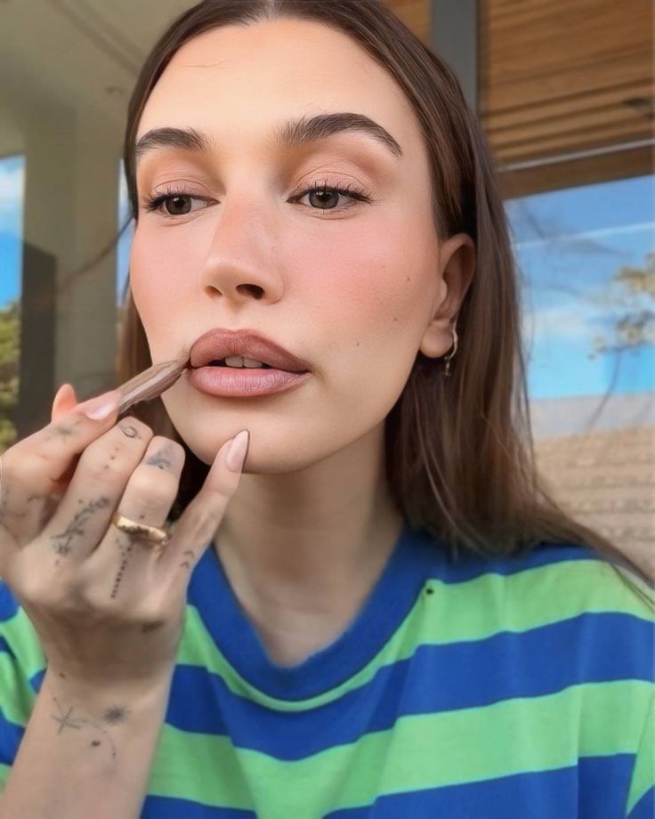 Combo viền môi nâu trầm kết hợp cùng son dưỡng bóng nổi đình đám sau khi Hailey lăng xê. Ảnh: instagram @haileybieber.