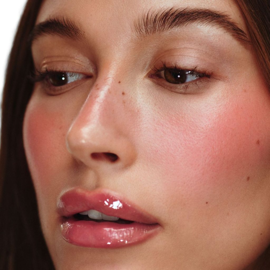 Một kiểu makeup đầy đáng như trái dâu đỏ mọng. Ảnh: instagram @haileybieber.