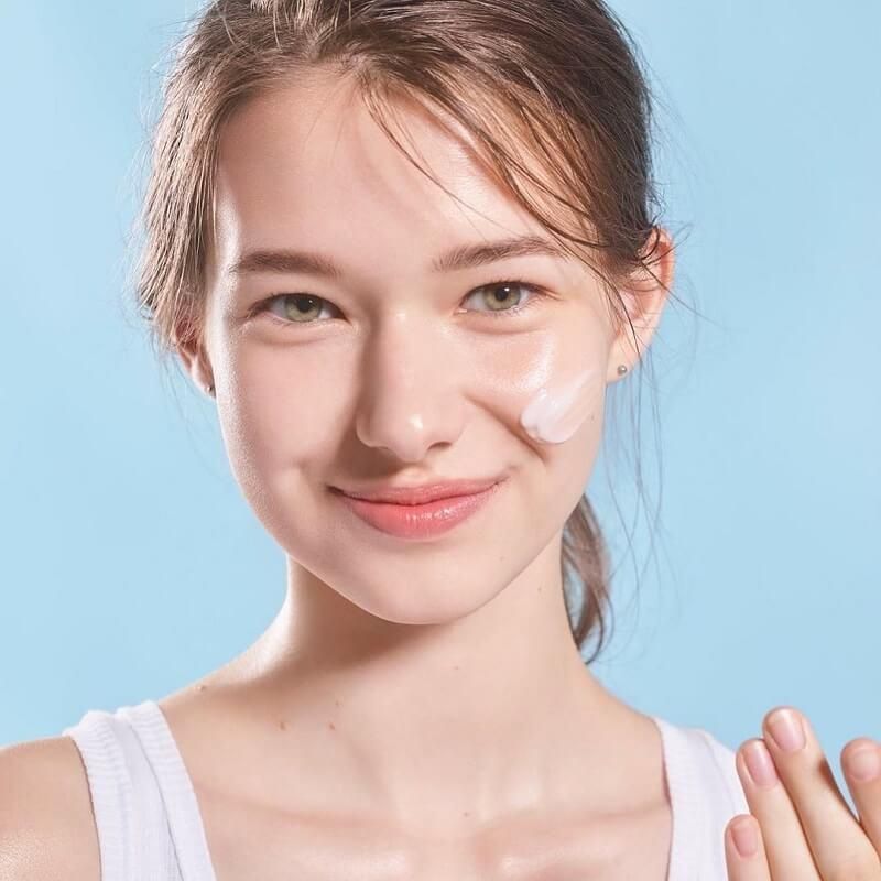 Các màng lọc mới cho phép sản phẩm có texture mỏng nhẹ, thấm nhanh và tạo hiệu ứng mịn màng trên da. Ảnh: internet.